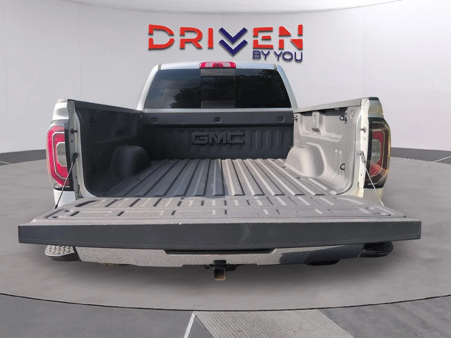 Used 2018 Quicksilver Metallic GMC SLT image 9