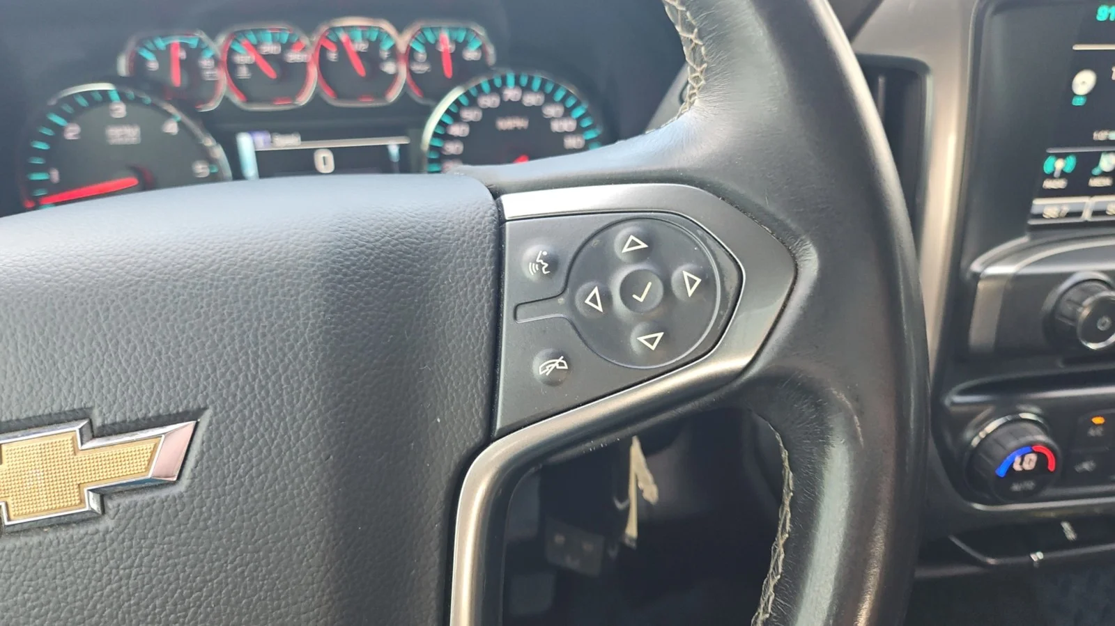 Used 2017 Graphite Metallic Chevrolet LT 4WD image 18