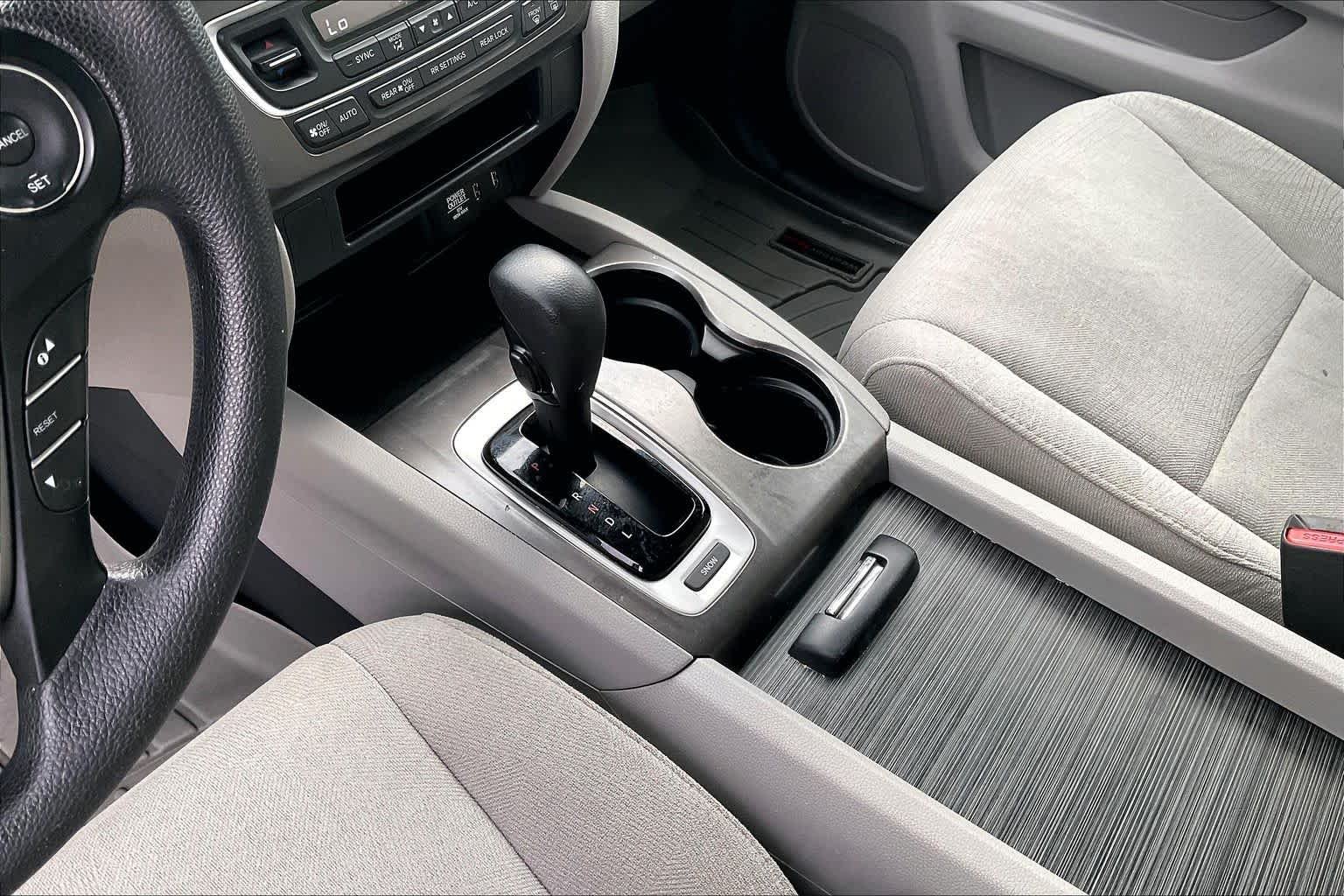 Used 2017  Honda EX image 16