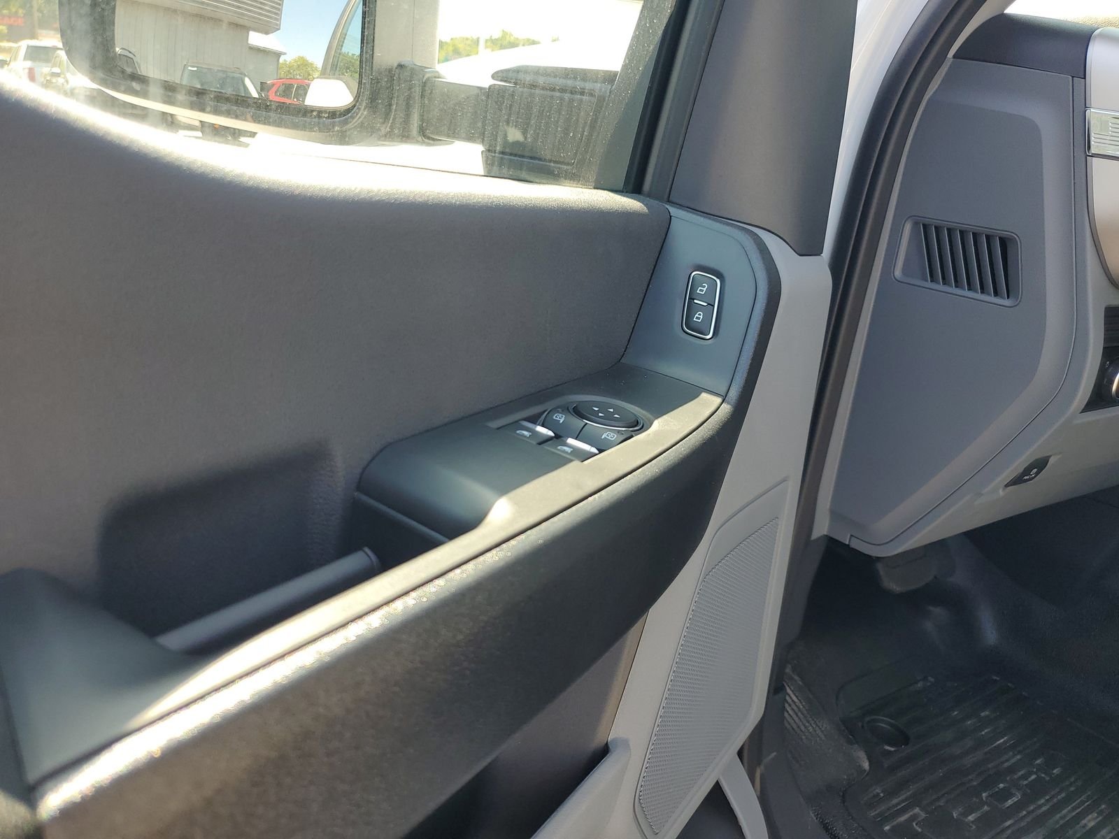 2025 Ford F-350 Super Duty Chassis Cab XLT - Photo 29