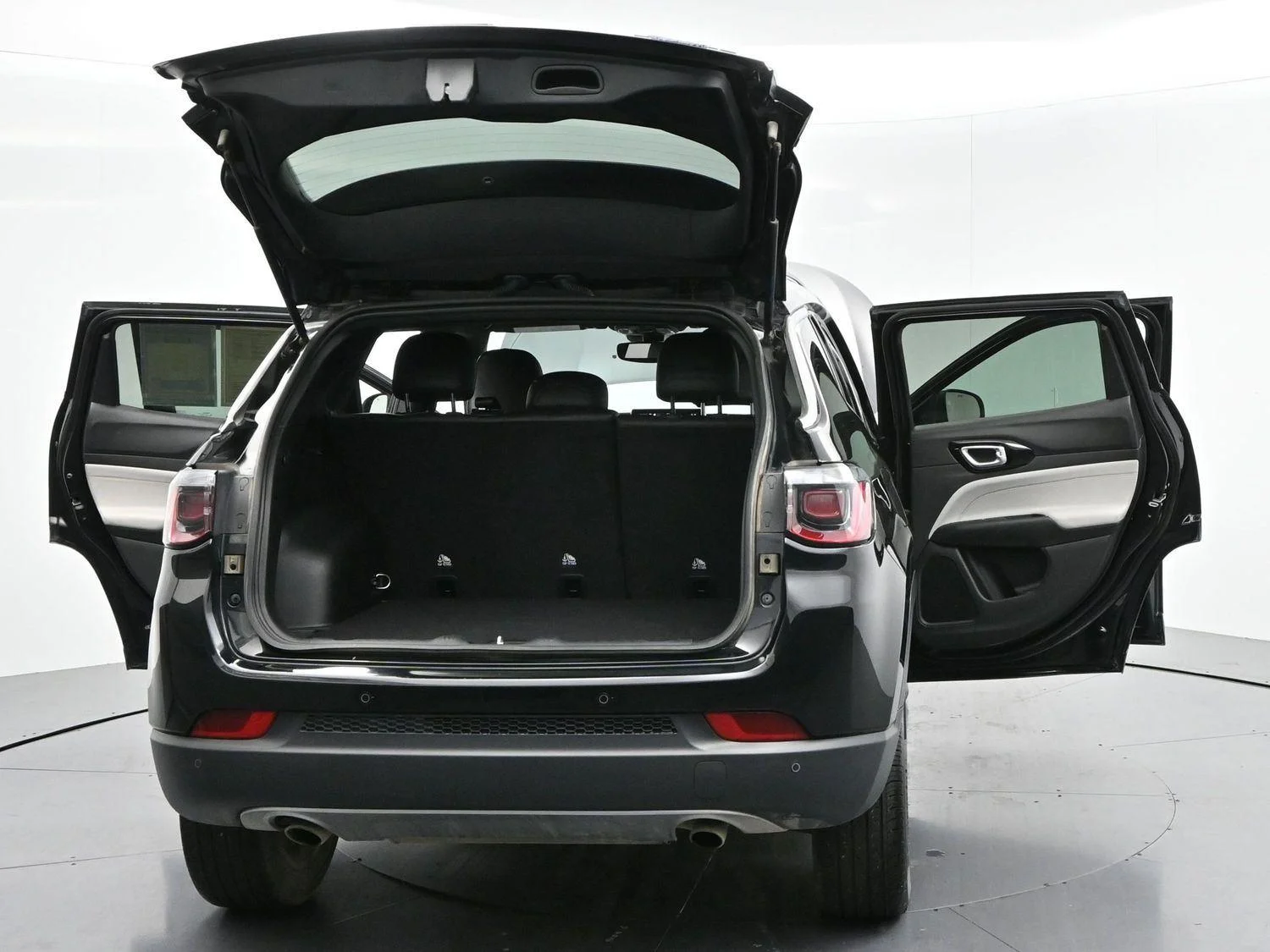 Used 2023 Diamond Black Crystal Pearlcoat Jeep Limited image 40