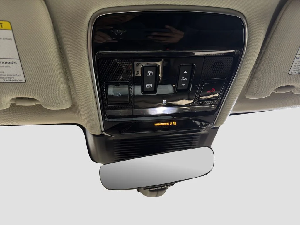 Used 2023 White Land Rover SE image 33