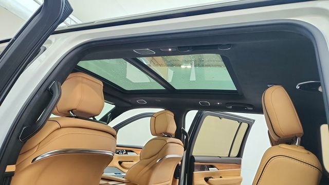 Used 2022 White Jeep Series III image 19