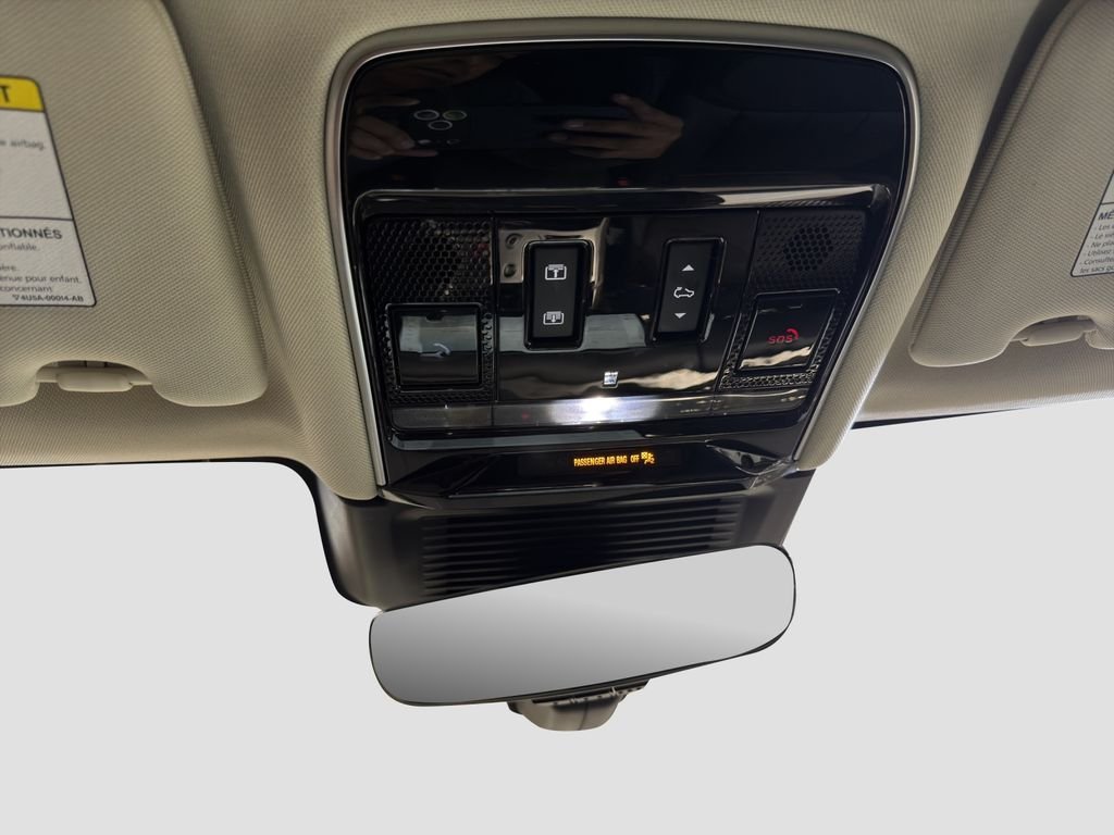Used 2023 White Land Rover SE image 33