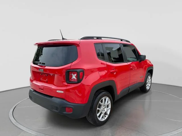 Used 2022 Red Jeep Latitude image 4