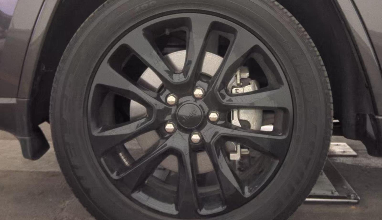 Used 2021 Granite Crystal Metallic Clearcoat Jeep Laredo X image 4