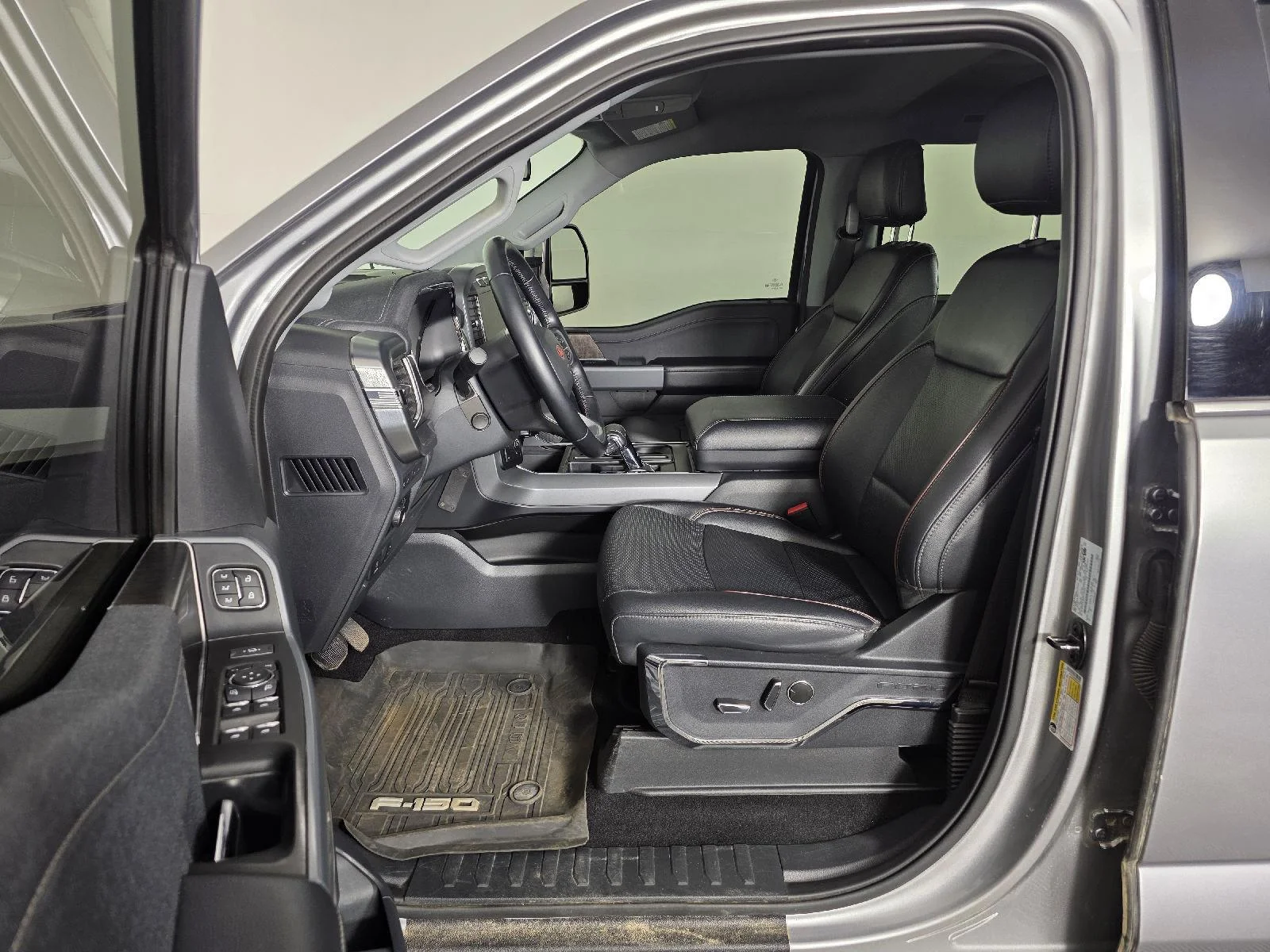 Used 2022  Ford LARIAT image 13