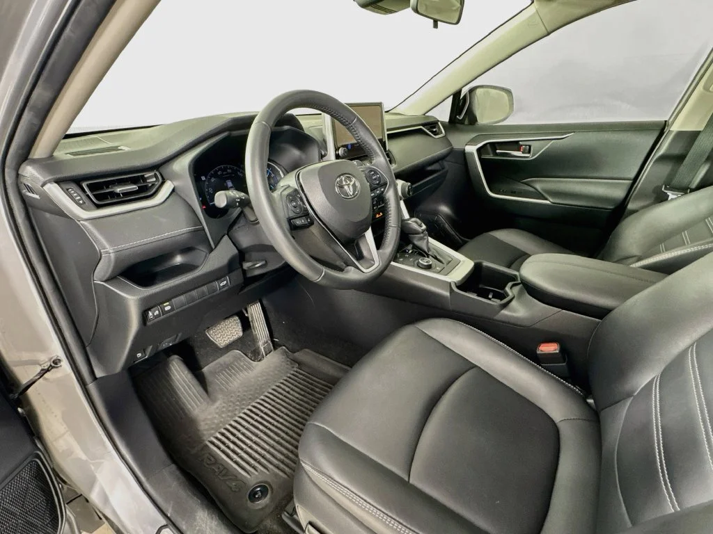 Used 2023 Silver Toyota XLE Premium image 9