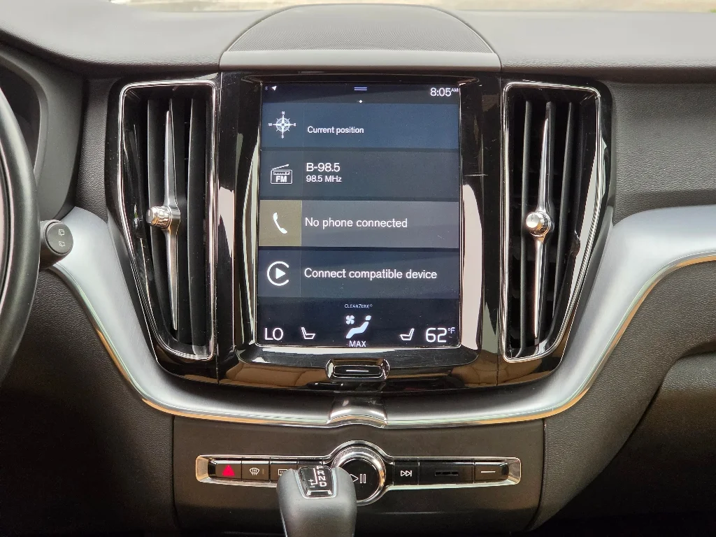 Used 2019 Onyx Black Metallic Volvo T6 Momentum image 3