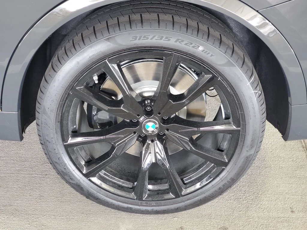 New 2027 Dravit Grey Metallic BMW M60i image 5