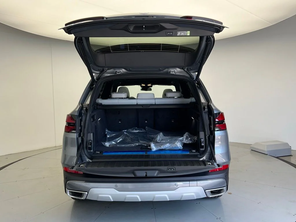 New 2026 Skyscraper Grey Metallic BMW xDrive50e image 5