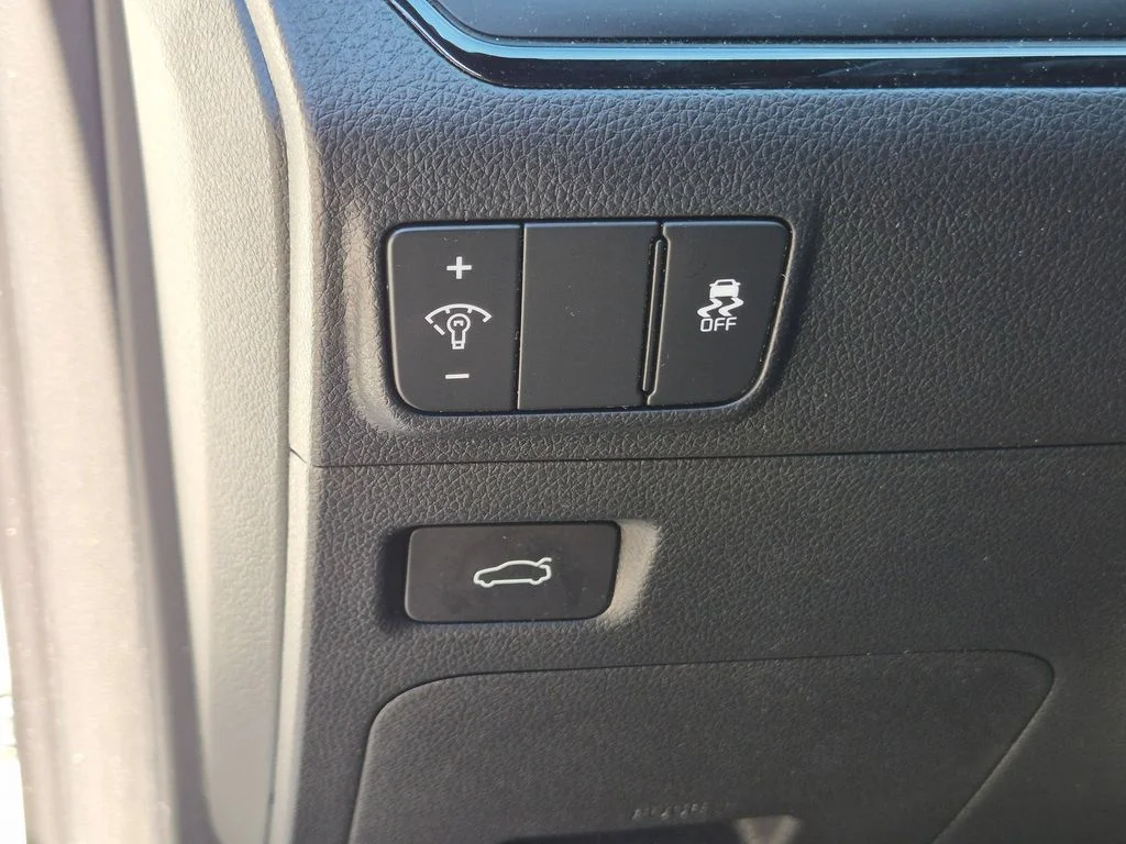 Used 2025 White Kia GT-Line image 14