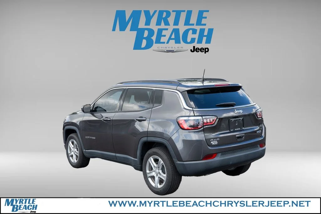 Used 2023 Crystal Metallic Jeep Latitude image 4