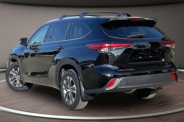 Used 2022 Black Toyota XLE image 11