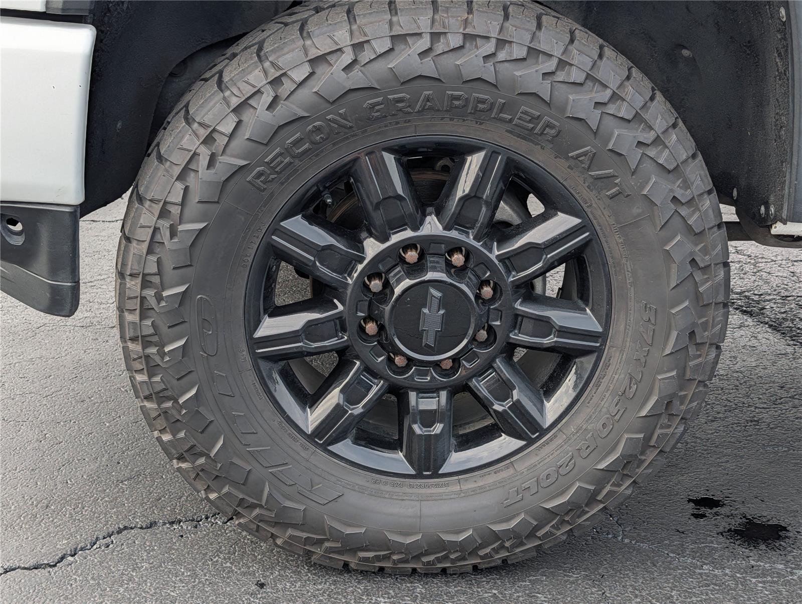Used 2020 SUMMIT WHITE Chevrolet Custom image 9