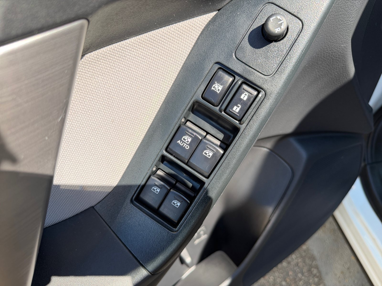 Used 2015 Satin White Pearl Subaru 2.5i Premium image 29