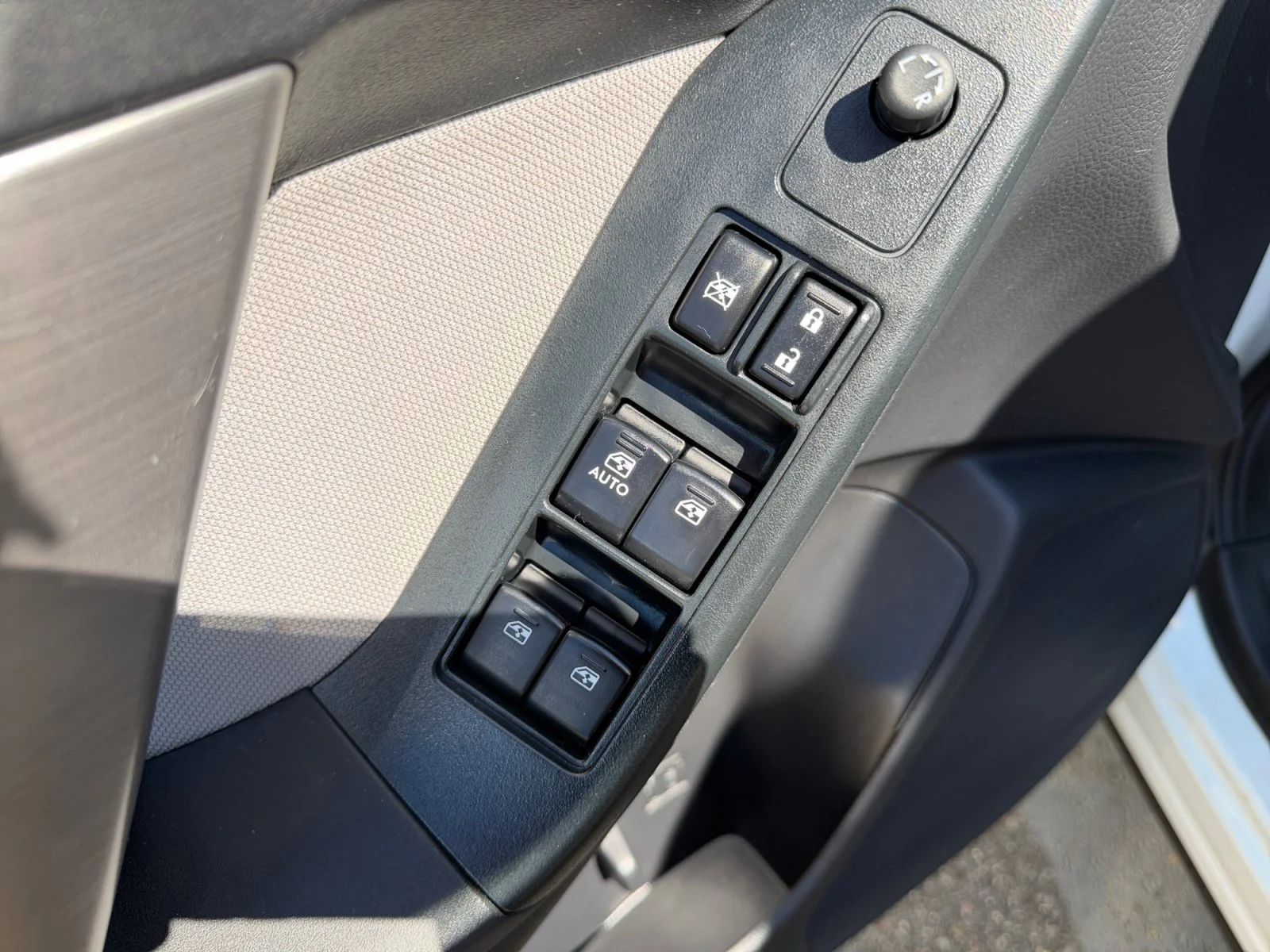 Used 2015 Satin White Pearl Subaru 2.5i Premium image 29