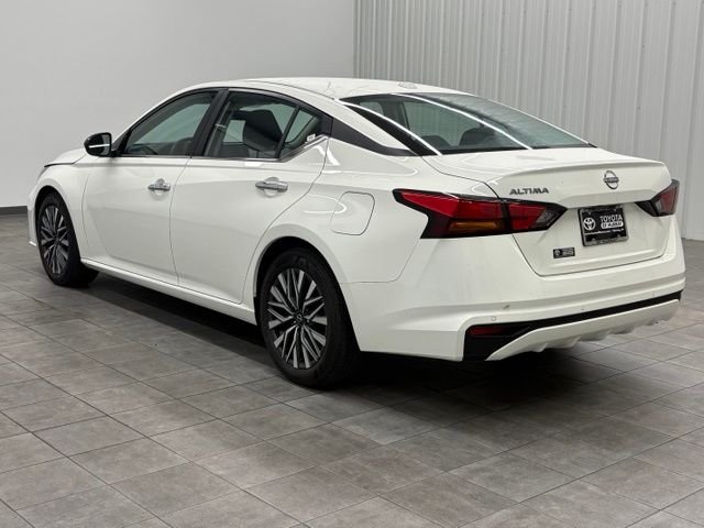 Used 2025 White Nissan 2.5 SV image 4