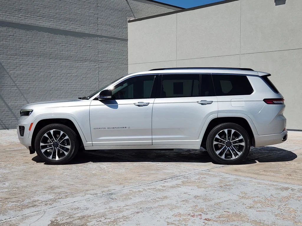 Used 2022 Silver Zynith Jeep Overland image 5