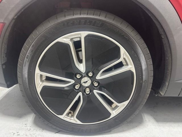 Used 2022 Red Ford Select image 6