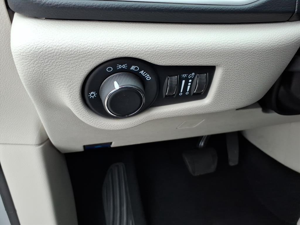 Used 2023 Silver Mist Clearcoat Chrysler LX image 15