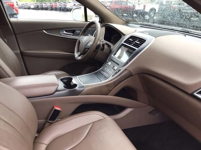 Used 2016 Platinum Dune Metallic Lincoln Reserve image 11