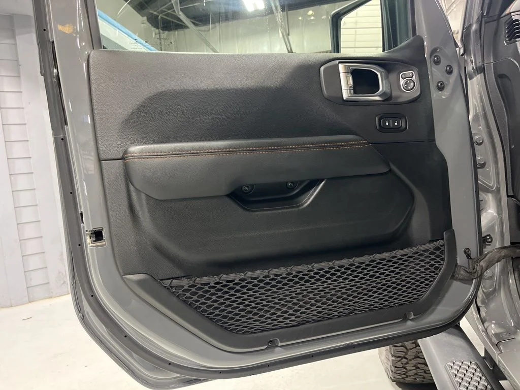 Used 2021 Sting-Gray Clearcoat Jeep Mojave image 12