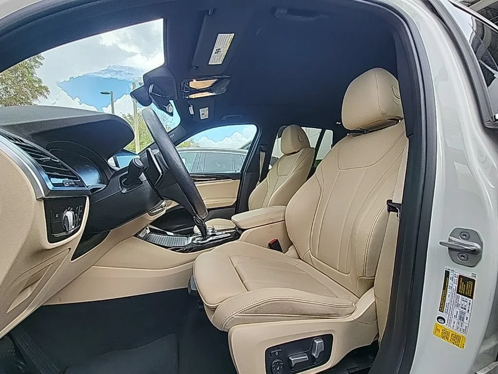 Used 2021 Alpine White BMW sDrive30i image 2