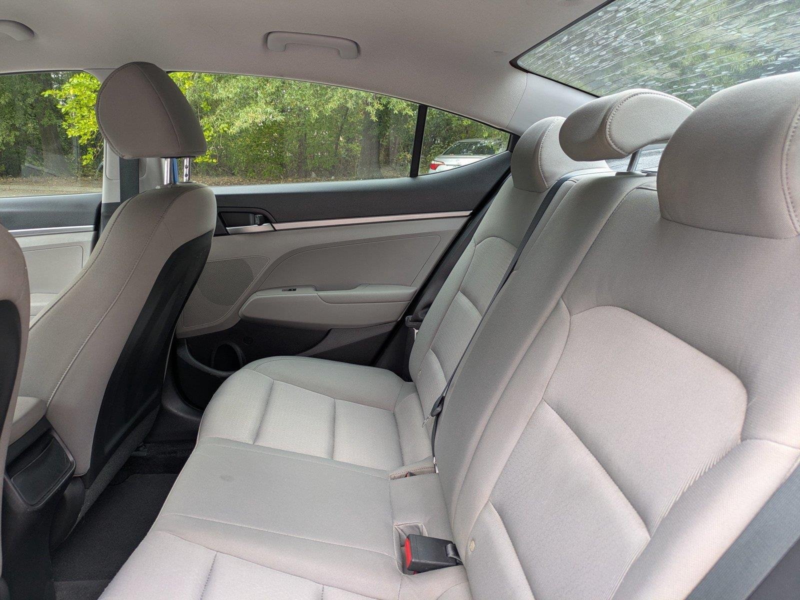 Used 2017 Electric Blue Hyundai SE image 13