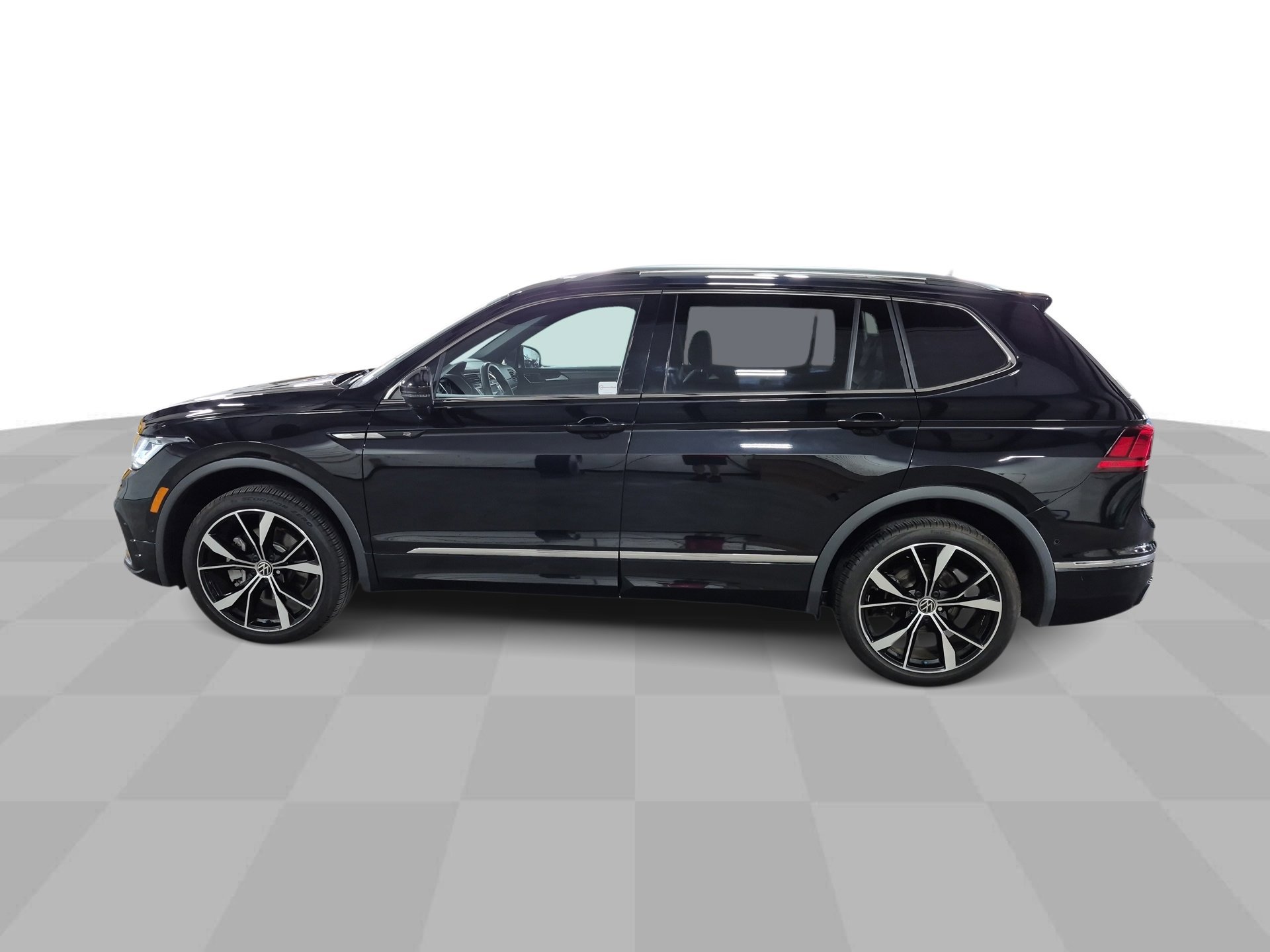 Used 2024 Black Volkswagen 2.0T SEL R-Line image 5