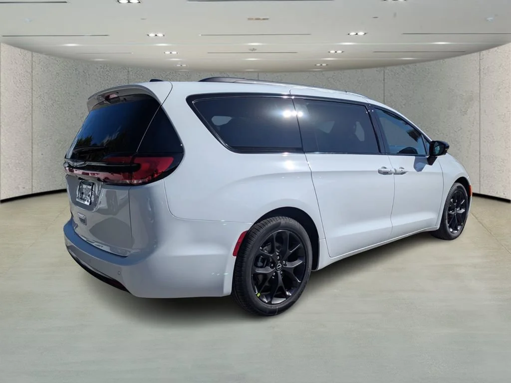New 2026 Bright White Clear-Coat Exterior Paint Chrysler Select image 4