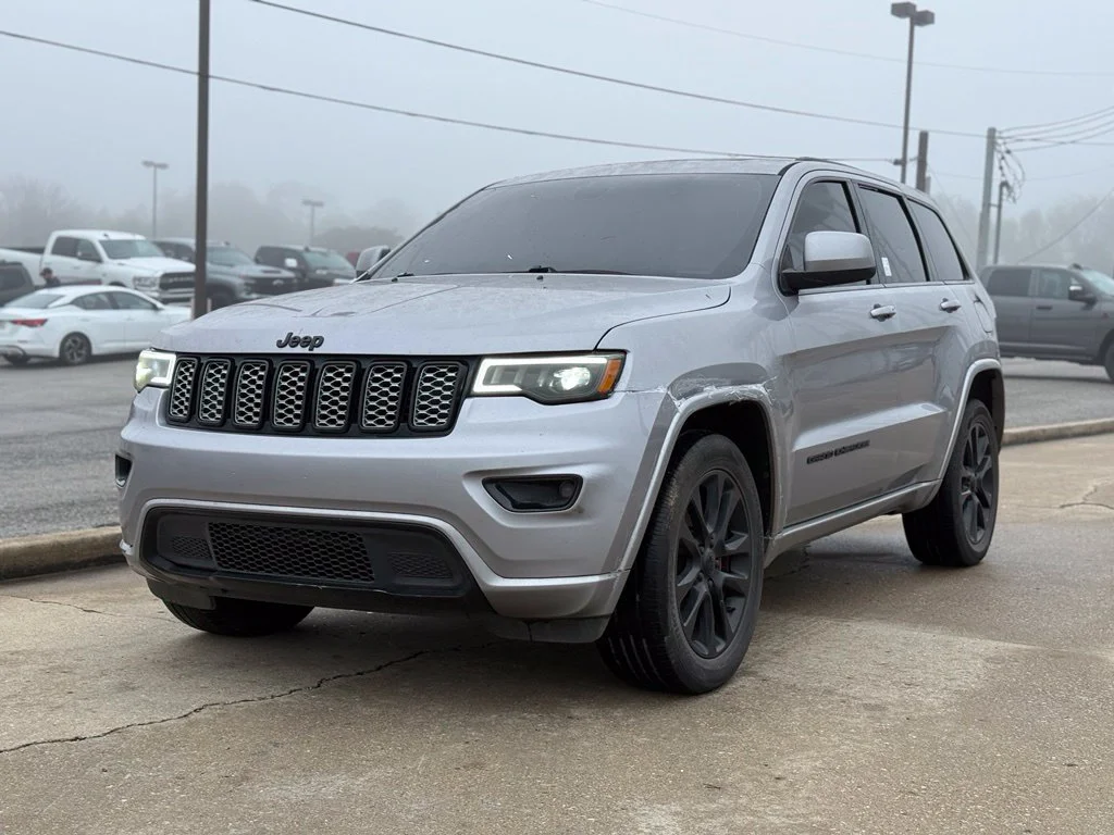 Used 2018 Silver Jeep Altitude image 2