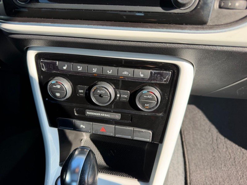 Used 2018 Pure White Volkswagen SE image 15