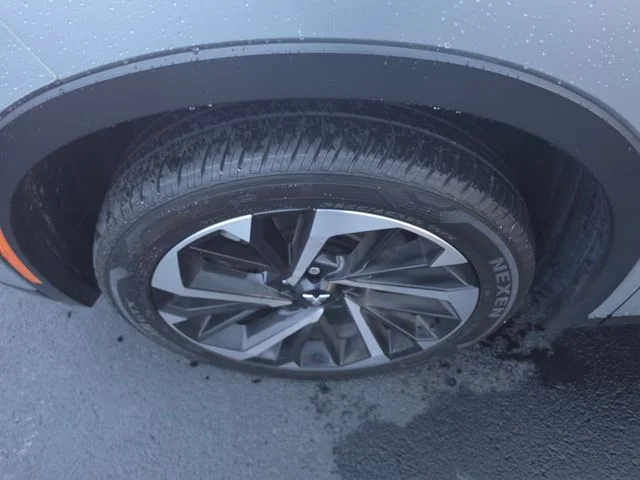 Used 2024  Mitsubishi SE image 9