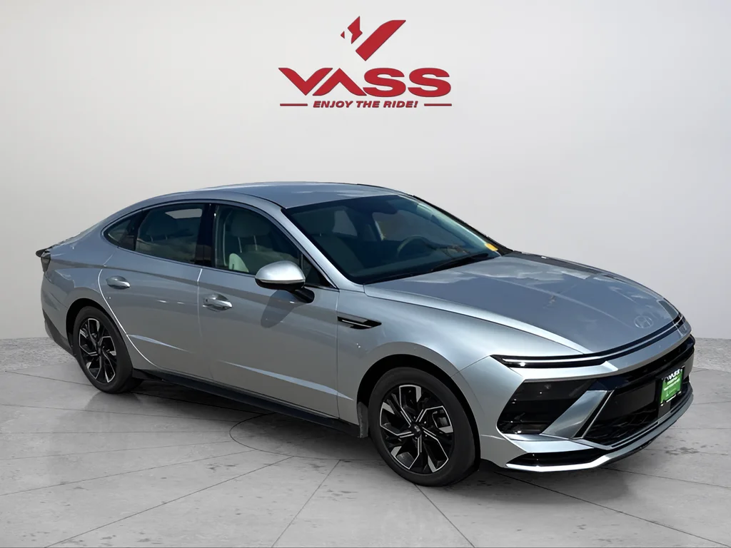 Used 2025 Silver Hyundai SEL image 7