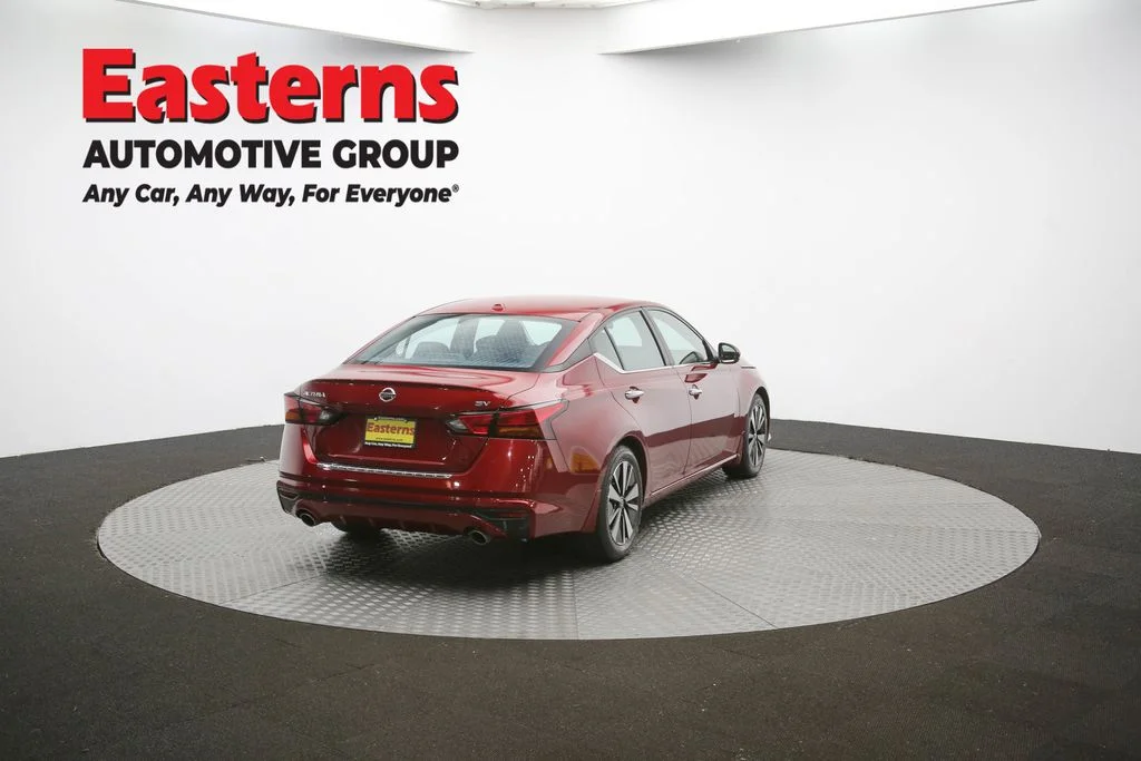 Used 2021 Red Nissan 2.5 SV image 39