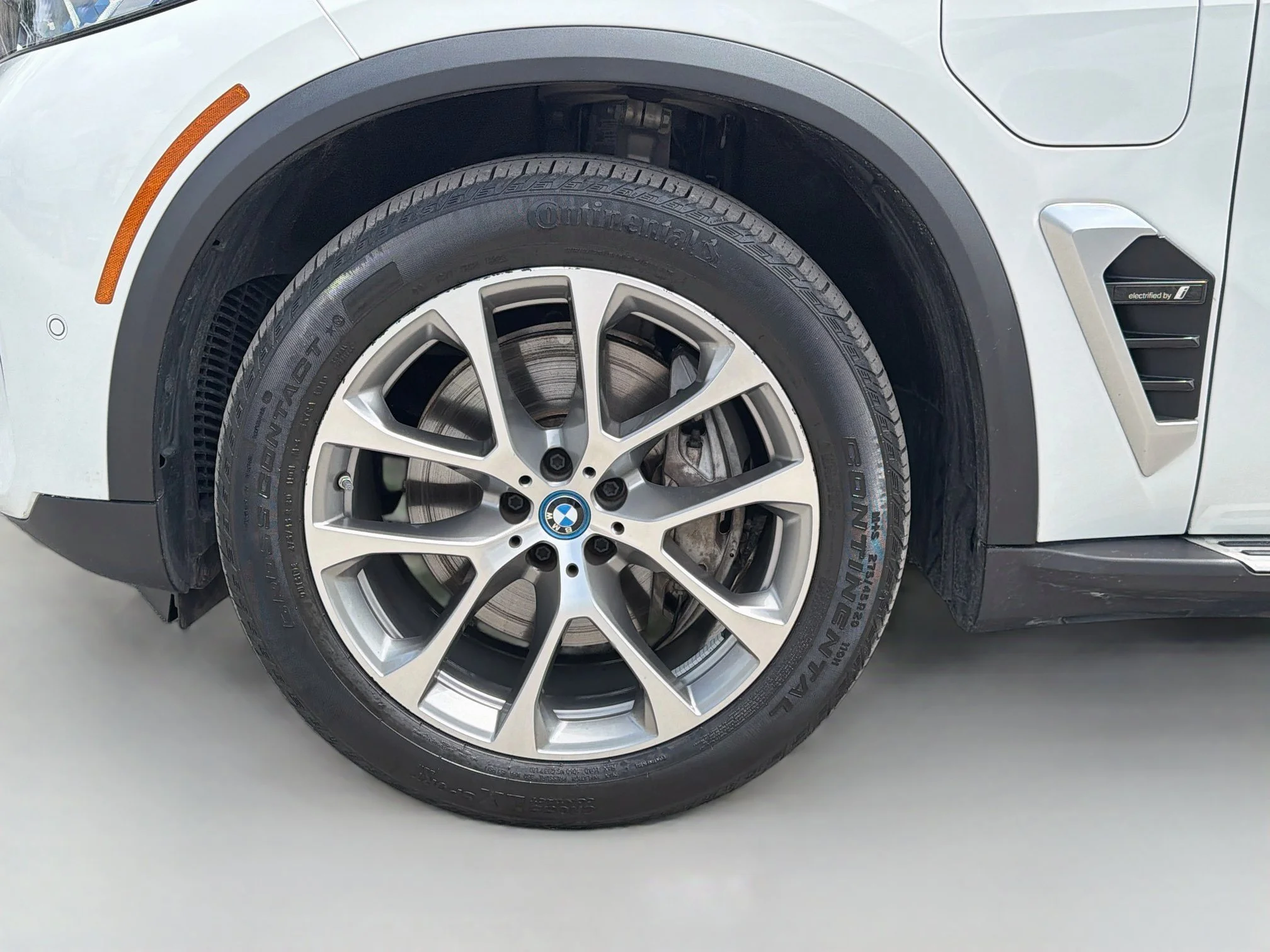 Used 2024 Alpine White BMW xDrive50e image 43