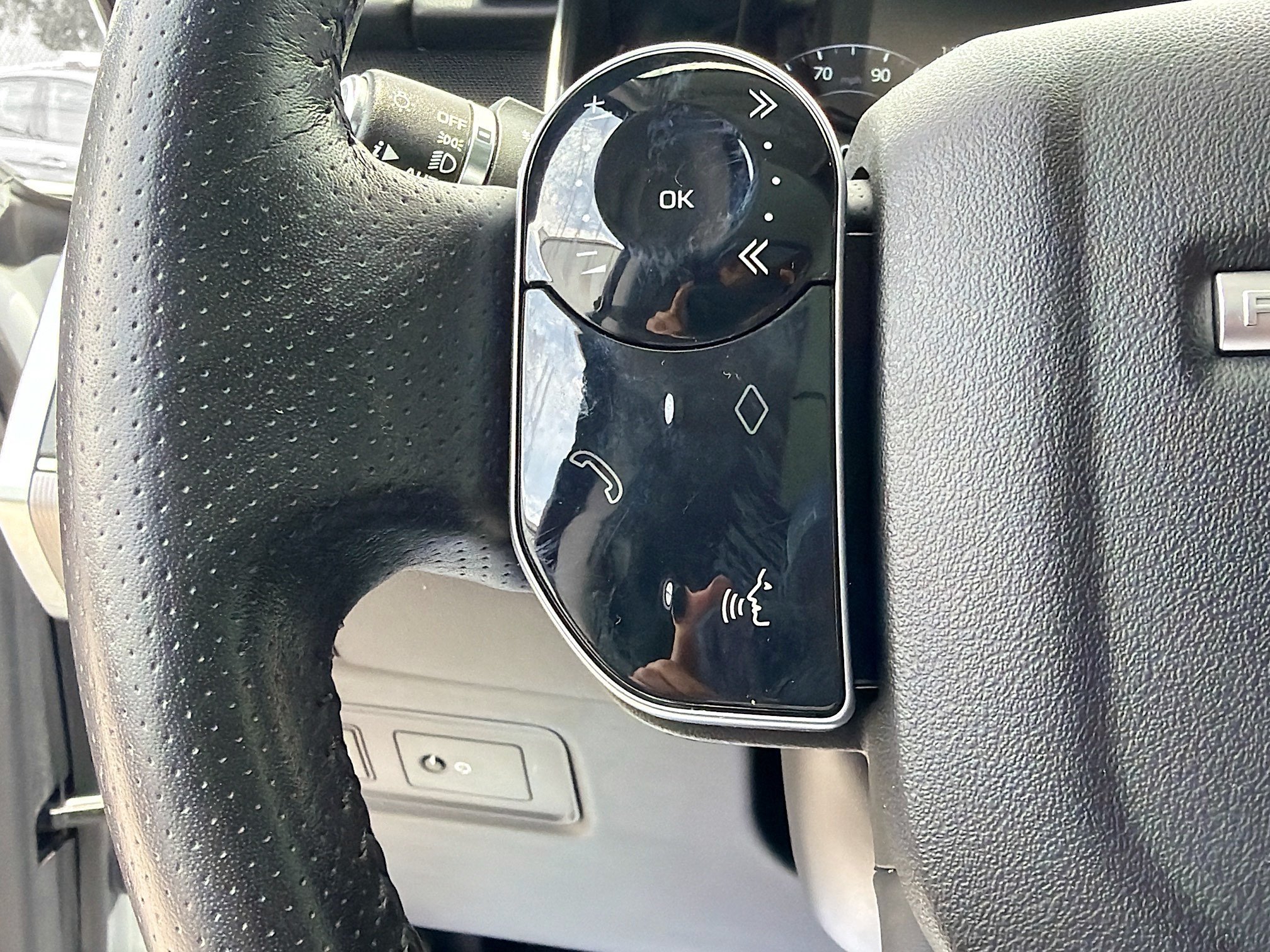 Used 2019 Fuji White Land Rover HSE image 36