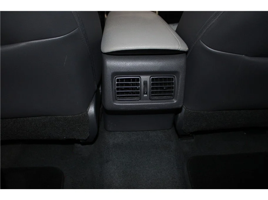 Used 2018 Silver Toyota XLE Sedan 4D image 20