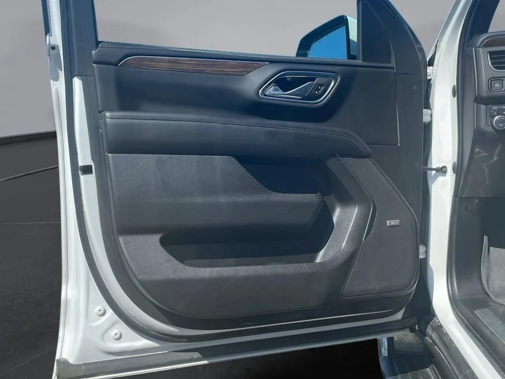 Used 2021 Iridescent Pearl Tricoat Chevrolet High Country image 13