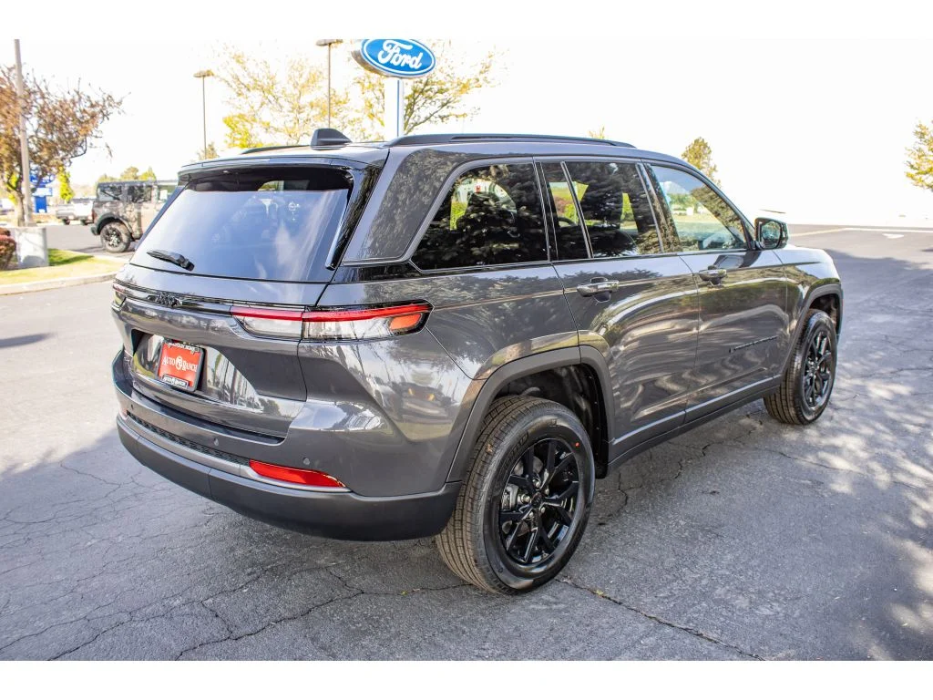 New 2026 Baltic Gray Metallic Clearcoat Jeep Laredo Altitude image 8