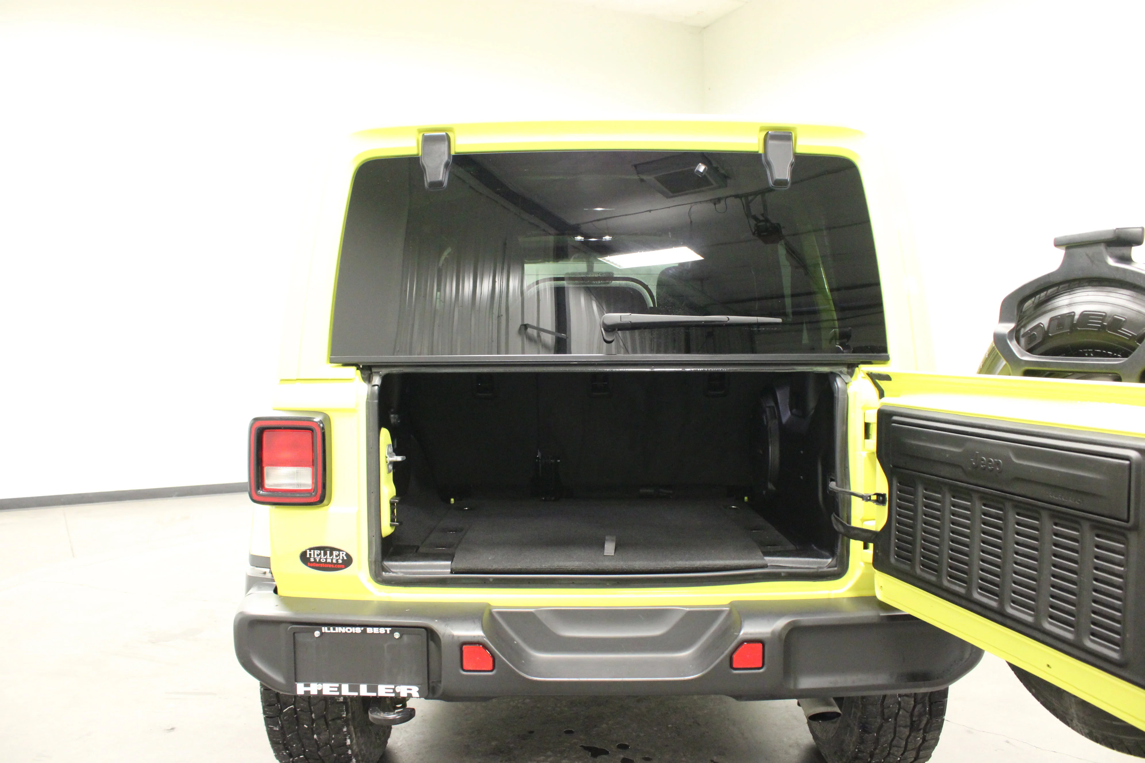 Used 2023 High Velocity Clearcoat Jeep Sahara image 13