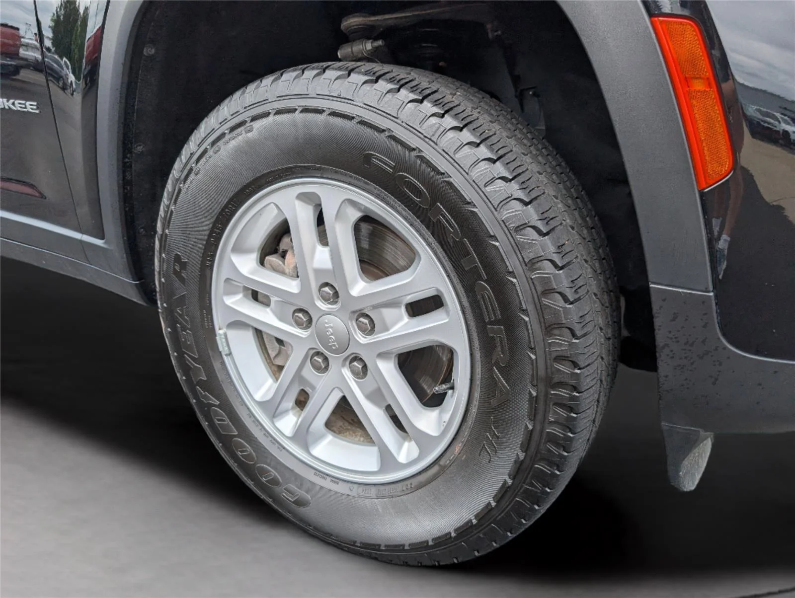 Used 2024 Diamond Black Crystal Pearlcoat Jeep Laredo image 36