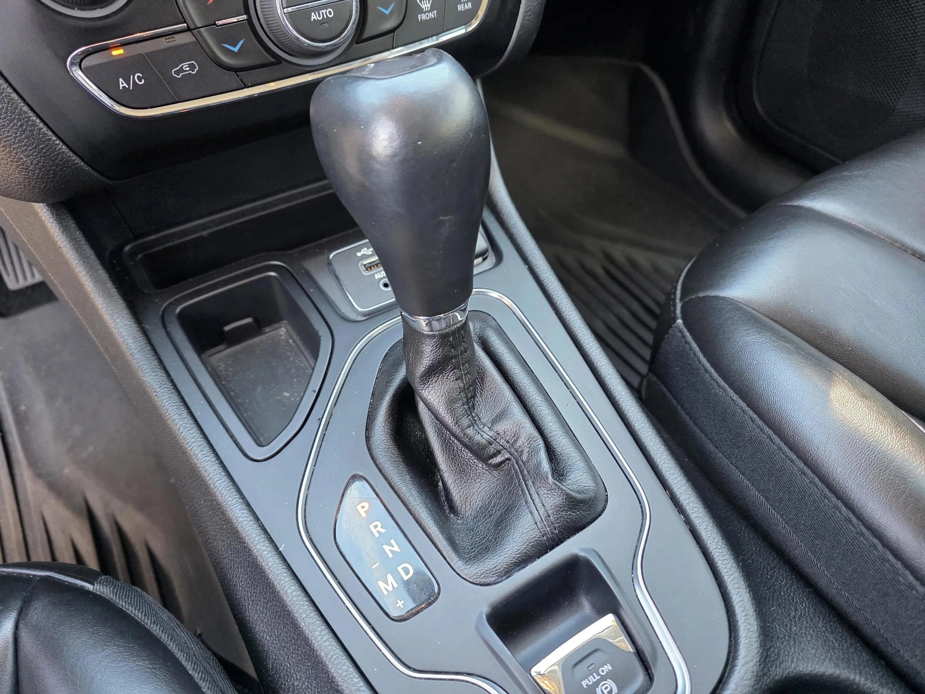 Used 2019 Diamond Black Crystal Pearlcoat Jeep Latitude Plus image 17