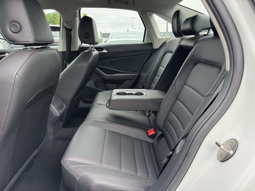 2021 Volkswagen Jetta SE - Photo 16