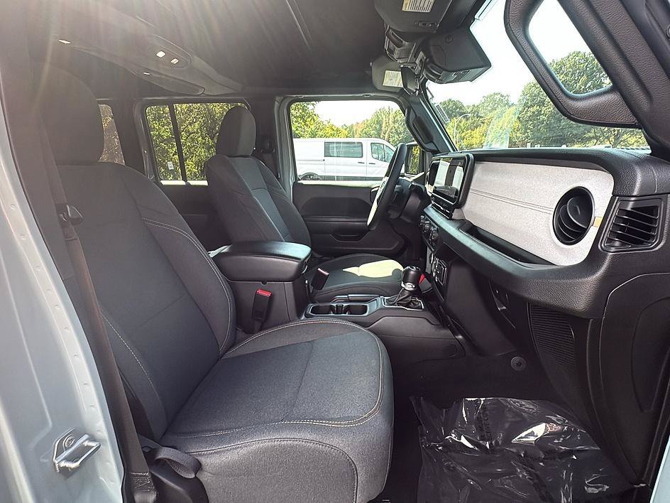 Used 2024 Earl Clearcoat Jeep Sport S image 33