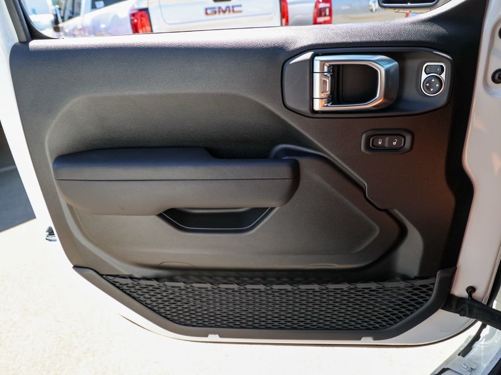 New 2026 Bright White Clear-Coat Exterior Paint Jeep Willys Extreme image 21