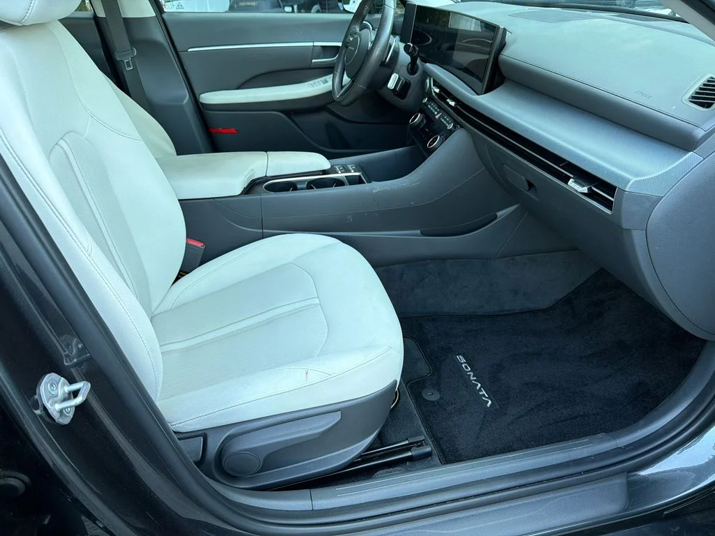 Used 2025 Gray Hyundai SEL Convenience image 13