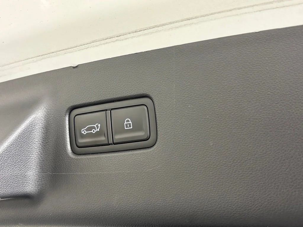 Used 2024 White Hyundai SEL image 23