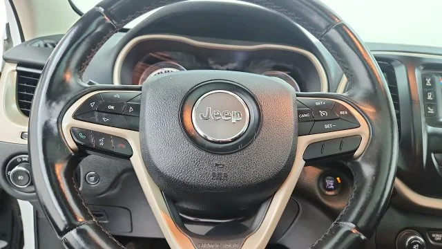Used 2014 White Jeep Latitude image 21